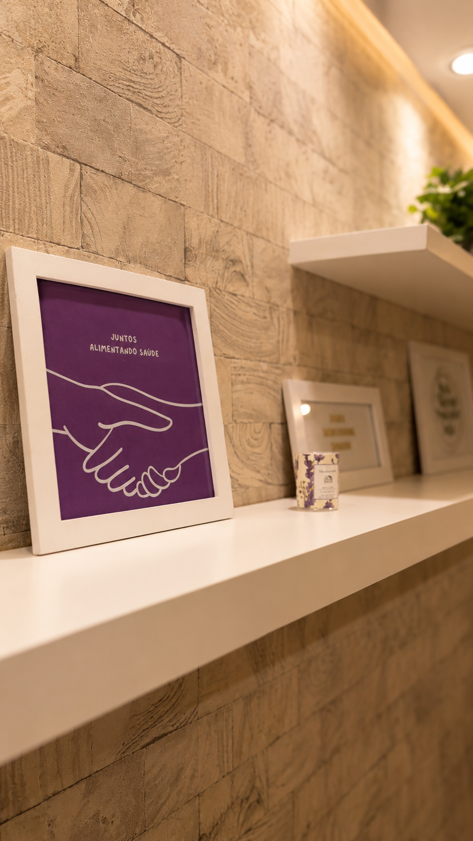Detalhe da prateleira com quadro 'Juntos alimentando saúde'